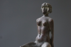 Frau-auf-Stuhl-Bronce-28-cm-1973